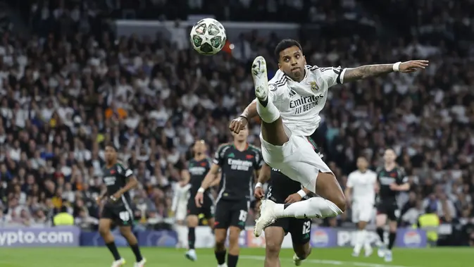 Penyerang Real Madrid asal Brasil Rodrygo menendang bola selama pertandingan leg kedua perempat final Liga Champions UEFA antara Real Madrid CF dan Arsenal di Stadion Santiago Bernabeu di Madrid pada 16 April 2025.OSCAR DEL POZO / AFP