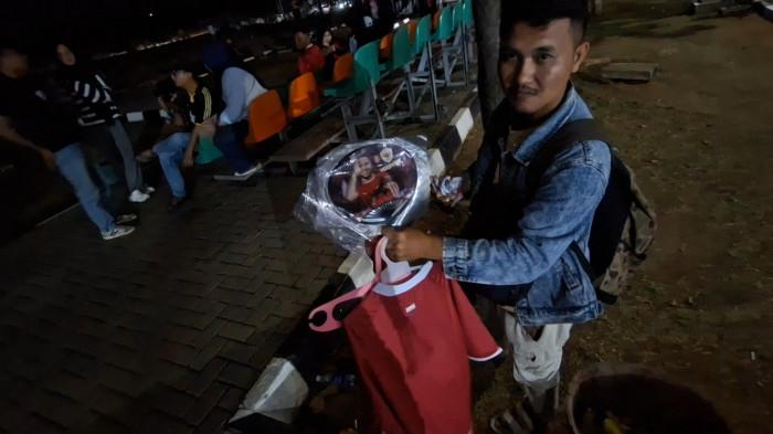 PIALA AFF 2026 - Pedagang aksesoris kebanjiran rezeki jelang laga Timnas Indonesia vs Kamboja di Stadion Pakansari, Senin (27/7/2026) petang.