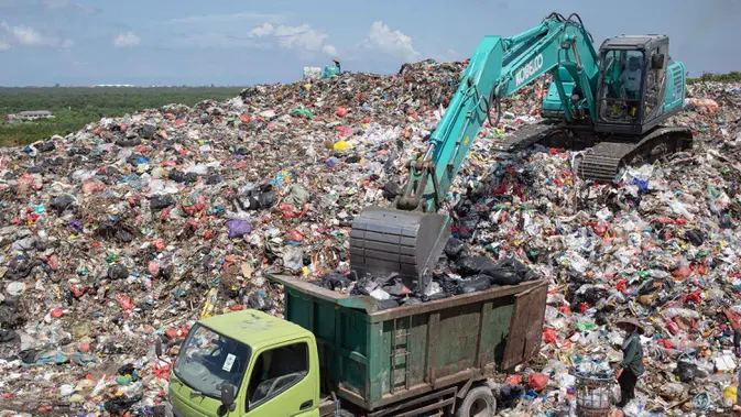 Tampak dalam foto, sebuah truk tiba untuk menurunkan sampah di Tempat Pembuangan Akhir (TPA) Sampah Suwung, Denpasar, Bali, pada Rabu 2 April 2026. (Lana Priatna/AFP)