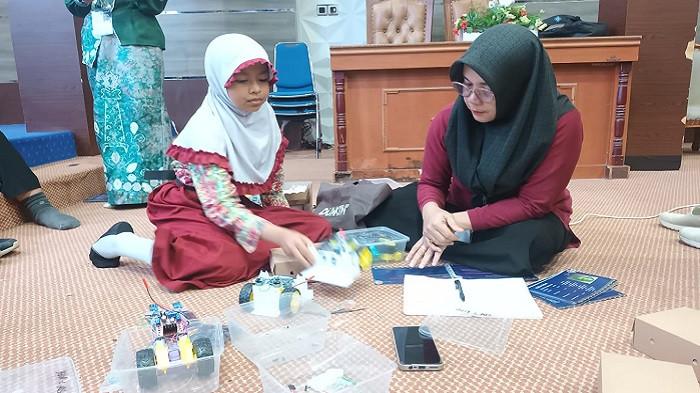 ROBOTIKA- Berkat Program Robotika SIGMA yang diluncurkan YABN bersama PT Adaro Indonesia, kini para Guru di Kalsel  bisa ajarkan Soal Robot pada Siswanya.