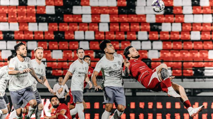SALTO - Gelandang Timnas Indonesia, Marc Klok (kanan) bersiap melepaskan tendangan salto pada pertandingan uji coba melawan Bali United, Selasa (21/7/2026). Laga ini merupakan persiapan Skuad Garuda menjelang Piala AFF 2026.