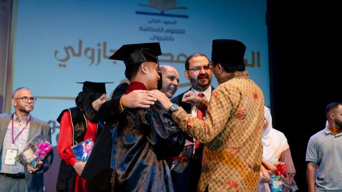 Mahasiswa Fakultas Studi Islam Universitas Zaitunah Kairouan, mahasiswa Indonesia menjadi salah satu wisudawan terbaik (27/7). Muhammad Muzakki, alumnus Pesantren Darul Qalam, Tangerang, Banten berhasil mengungguli para mahasiswa dari Tunisia dan berbagai negara lainnya.