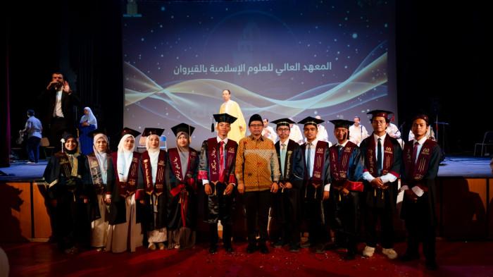 Mahasiswa Fakultas Studi Islam Universitas Zaitunah Kairouan, mahasiswa Indonesia menjadi salah satu wisudawan terbaik (27/7). Muhammad Muzakki, alumnus Pesantren Darul Qalam, Tangerang, Banten berhasil mengungguli para mahasiswa dari Tunisia dan berbagai negara lainnya.