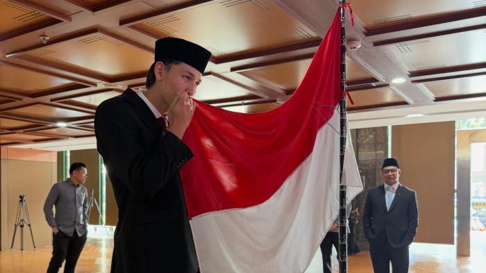 JADI WNI - Penyerang keturunan Indonesia, Mitchell Baker resmi menjadi Warga Negara Indonesia (WNI), usai menjalani sumpah WNI di Kementerian Hukum, Jakarta, pada Senin (13/7/2026). Ia bakal menjadi amunisi baru Timnas Indonesia untuk Piala AFF 2026.