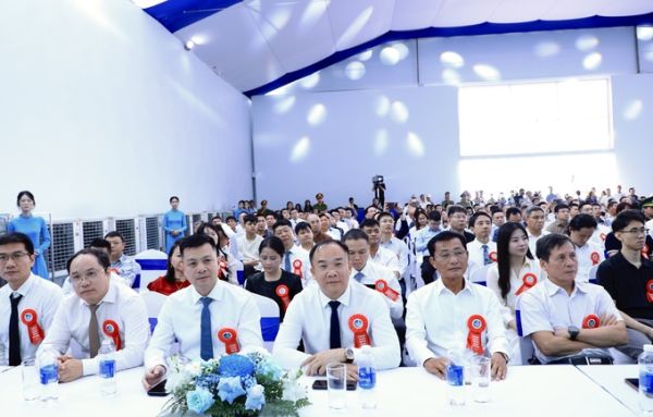 Nguyen Minh Tu, vice chairman of Stavian Group and chairman of Stavian Industrial Metal (4th, L), attends the ceremony. Photo courtesy of the company