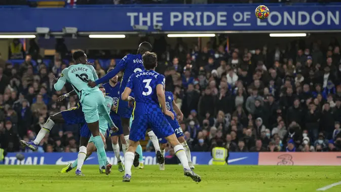 Pemain Brighton Danny Welbeck (kiri) mencetak gol ke gawang Chelsea pada pertandingan sepak bola Liga Inggris di Stadion Stamford Bridge, London, Inggris, 29 Desember 2021. Pertandingan berakhir 1-1. (AP Photo/Alastair Grant)