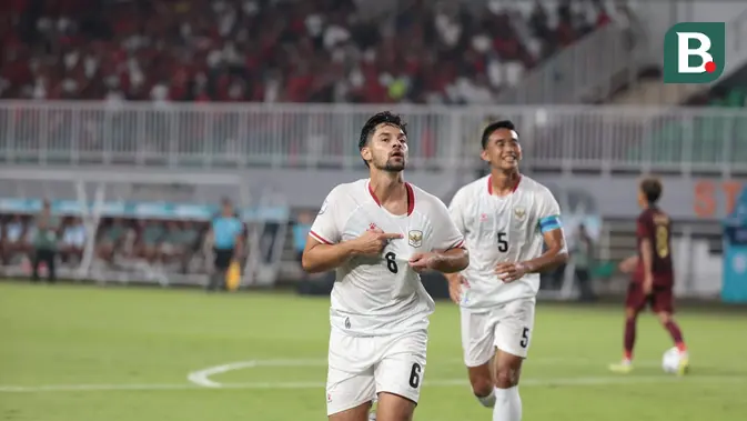 Pemain Timnas Indonesia, Sandy Walsh, melakukan selebrasi setelah mencetak gol ke gawang Kamboja dalam laga Grup A Piala AFF 2026 di Stadion Pakansari, Cibinong, Senin (27/7/2026). (Kapanlagi.com/Budy Santoso)