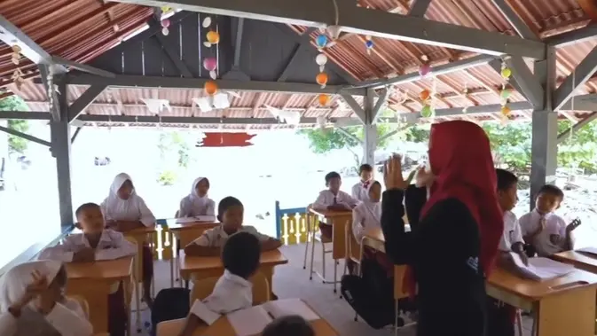 Tri Septiana, rutin mengajar anak-anak di Pulau Tegal. (Liputan6.com/Istimewa).