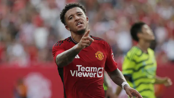 Pemain Manchester United Jadon Sancho berselebrasi setelah mencetak gol ke gawang Arsenal dalam pertandingan pramusim di MetLife Stadium, New Jersey, Amerika Serikat, Minggu (23/7/2023). (Leonardo Munoz / AFP)