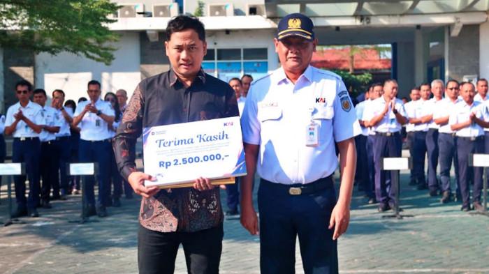 PENGHARGAAN - Aris Susanto menerima penghargaan dari Deputy Daop 7 Madiun, Alam Prasetyo, di Kantor Daop 7 Madiun, Jalan Kompol Sunaryo, Kelurahan Madiun Lor, Kecamatan Manguharjo, Kota Madiun, Senin (27/7/2026). Aris sigap membantu mencegah potensi kecelakaan lalu lintas saat petugas di Jalur Perlintasan Langsung (JPL) 303A Mengkreng diduga tertidur sehingga tidak menutup palang pintu saat KA Brantas melintas.
