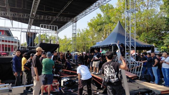 EVAKUASI KORBAN - Petugas gabungan mengevakuasi korban ambruknya tribun penonton dalam Kejurnas Drift Speed Fest di GOR Satria Purwokerto, Minggu (26/7/2026). Data sementara menyebut ada 75 korban dan tersebar di enam rumah sakit di Kabupaten Banyumas.