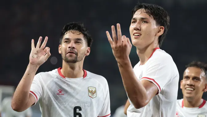 Striker timnas Indonesia Mitchell Baker merayakan hattrick ke gawang Kamboja pada laga Piala AFF 2026 di Stadion Pakansari, Senin (27/7/2026). (Kapanlagi/Budi Santoso)
