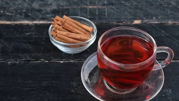 Both cinnamon and cloves provide a warming effect. They contain abundant amounts of antioxidants, which help the body fight infections. (Image source | iStock)