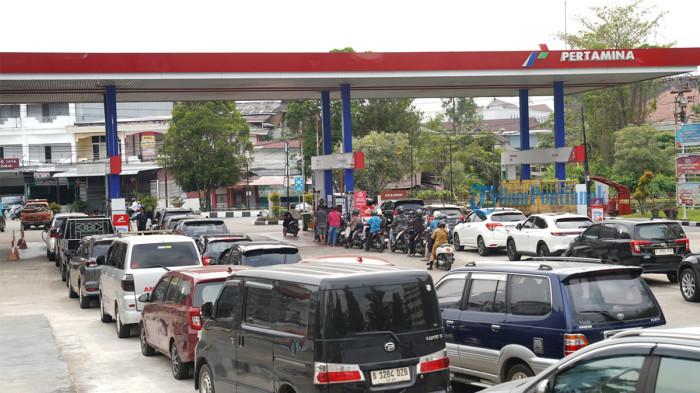 ANTREAN BBM PONTIANAK - Kondisi antrean Bahan Bakar Minyak (BBM), di SPBU Kawasan Parit H. Husein II, Pontianak Tenggara, Kota Pontianak, Senin 27 Juli 2026. Ketua Fraksi Partai Amanat Nasional (PAN) DPRD Kota Pontianak, Zulfydar Zaidar Mochtar minta Pertamina cari solusi.