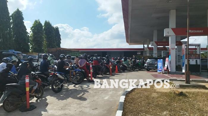 ANTREAN BBM -- Antrean BBM yang mengular di SPBU 24.331.71 Desa Gadung, Rabu (15/7/2026). Antrean kendaraan mengisi BBM sudah terjadi hampir sepekan terakhir.