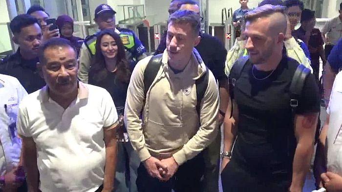 UMUH SAMBUT PERALTA - Pemain yang ditunggu-tunggu Bobotoh akhirnya tiba di Bandung, dijemput langsung Manager Persib Bandung, Umuh Muchtar di Stasiun Tegalluar, Bandung, Senin (27/7/2026). ((Foto: Tribun Jabar/Lutfi Ahmad Mauludin)