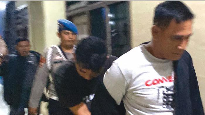 TERSANGKA - Sejumlah tersangka penganiayaan yang menyebabkan kematian terhadap Brigadir Eko Winarno Saputra alias Brigadir EWS digiring petugas. Ada enam tersangka yang ditetapkan: 5 polisi dan 1 sipil.