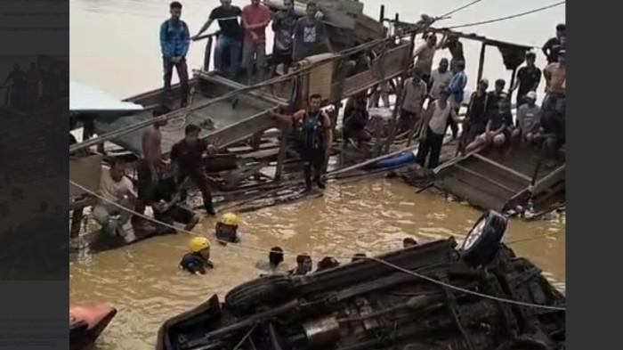 EVAKUASI - Proses evakuasi mobil travel jurusan Padang-Jambi yang tercebur di Sungai Batanghari tepatnya di Desa Benteng Rendah RT 02, Kecamatan Mersam, Kabupaten Batang Hari, Jambi terjadi pada pada Senin (27/7/2026). Satu korban ditemukan meninggal