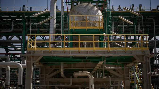Ketegangan Kawasan Timur Tengah Ancam Krisis Energi Global Para pekerja melakukan perawatan pipa di stasiun degasifikasi di ladang minyak Zubair, yang operasinya telah dikurangi karena perang Timur Tengah yang dipicu oleh serangan AS dan Israel terhadap Iran, dekat Basra, Irak, Sabtu, 28 Maret 2026. (AP Photo/Leo Correa)