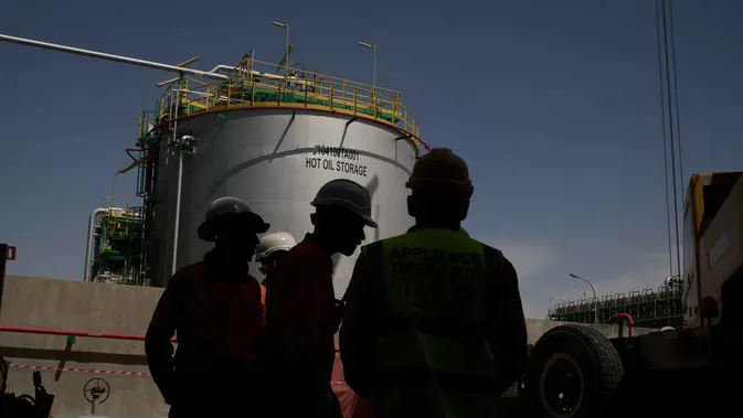 Ketegangan Kawasan Timur Tengah Ancam Krisis Energi Global Para pekerja berdiri di area stasiun degasifikasi di ladang minyak Zubair, yang operasinya telah dikurangi karena perang Timur Tengah yang dipicu oleh serangan AS dan Israel terhadap Iran, dekat Basra, Irak, Sabtu, 28 Maret 2026. (AP Photo/Leo Correa)