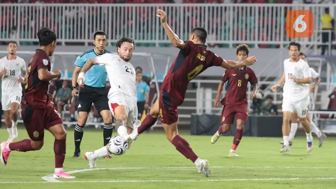 Mitchell Baker Cetak Hattrick pada Debut Timnas Indonesia Gelandang Timnas Indonesia Marc Klok menguasai bola saat menghadapi pemain Kamboja pada laga Grup A Piala AFF 2026 di Stadion Pakansari, Bogor, Jawa Barat, Senin (27/7/2026). Timnas Indonesia membuka langkah di turnamen dengan kemenangan meyakinkan 5-1 atas Kamboja. Mitchell Baker menjadi bintang kemenangan lewat torehan hattrick, sementara dua gol lainnya dicetak Sandy Walsh dan Jens Raven. (KLY/Budy Santoso)