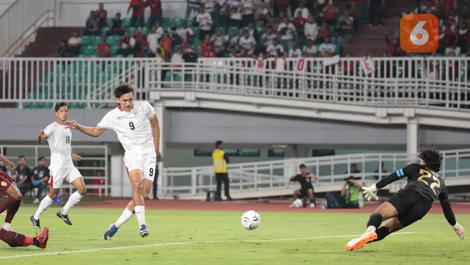 Mitchell Baker Cetak Hattrick pada Debut Timnas Indonesia Pemain Timnas Indonesia Mitchell Baker menaklukkan penjaga gawang kamboja denganmencetak gol pada laga Grup A Piala AFF 2026 di Stadion Pakansari, Bogor, Senin (27/7/2026). Penyerang berusia 19 tahun itu mencetak hattrick pada laga debutnya bersama Skuad Garuda dan membawa Indonesia meraih kemenangan 5-1 atas Kamboja. (KLY/ Budy Santoso)