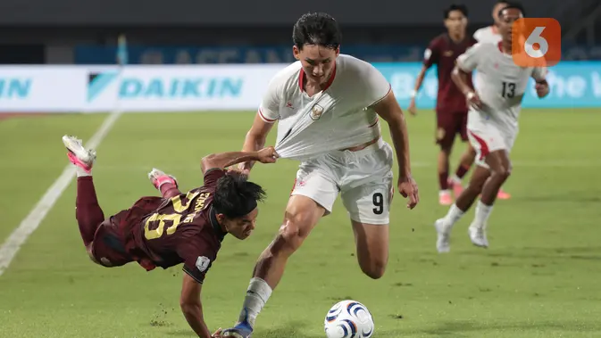 Mitchell Baker Cetak Hattrick pada Debut Timnas Indonesia Penyerang Timnas Indonesia Mitchell Baker berusaha melewati kawalan pemain Kamboja pada laga Grup A Piala AFF 2026 di Stadion Pakansari, Bogor, Jawa Barat, Senin (27/7/2026). Baker tampil gemilang pada laga debutnya bersama Skuad Garuda dengan mencetak hattrick dan membawa Timnas Indonesia meraih kemenangan telak 5-1. Dua gol lainnya disumbangkan Sandy Walsh dan Jens Raven untuk mengamankan tiga poin perdana Indonesia di fase grup. (KLY/Budy Santoso)