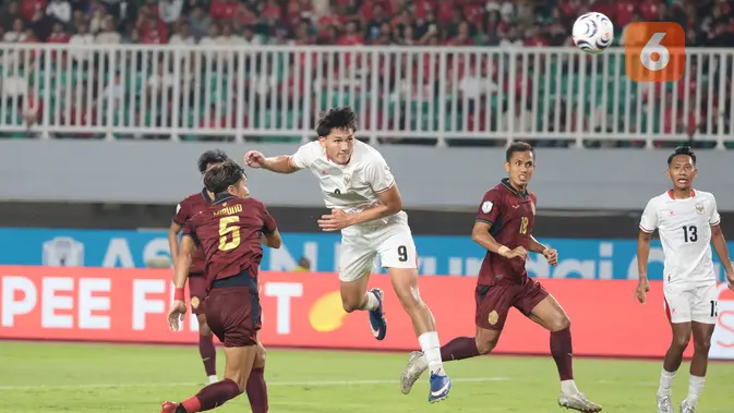 Mitchell Baker Cetak Hattrick pada Debut Timnas Indonesia Pemain Timnas Indonesia Mitchell Baker menyundul bola ke gawang Kamboja pada laga Grup A Piala AFF 2026 di Stadion Pakansari, Bogor, Senin (27/7/2026). Penyerang berusia 19 tahun itu mencetak hattrick pada laga debutnya bersama Skuad Garuda dan membawa Indonesia meraih kemenangan 5-1 atas Kamboja. (KLY/ Budy Santoso)