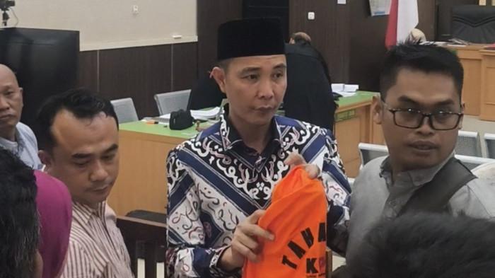 KORUPSI-Bupati Rejang Lebong nonaktif Muhammad Fikri Thobari mengakui mengetahui adanya pembahasan mengenai fee proyek sebesar 10 hingga 15 persen dalam sidang lanjutan perkara dugaan tindak pidana korupsi hasil Operasi Tangkap Tangan (OTT) di Kabupaten Rejang Lebong, Rabu (8/7/2026).Pernyataan itu disampaikan Fikri saat dihadirkan sebagai saksi oleh Jaksa Penuntut Umum (JPU) Komisi Pemberantasan Korupsi (KPK) dalam sidang yang digelar di Pengadilan Tindak Pidana Korupsi (Tipikor) pada Pengadilan Negeri Bengkulu, Rabu (8/7/2026).