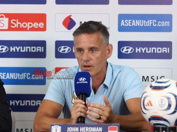 Pelatih Timnas Indonesia, John Herdman, sedang memberikan keterangan media di Stadion Pakansari, Bogor, Jawa Barat, Minggu (26/7/2026).