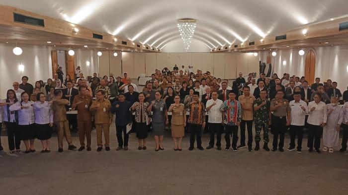Capt** PENGUKUHAN: Wabup Minahasa Vanda Sarundajang kukuhkan dewan dan