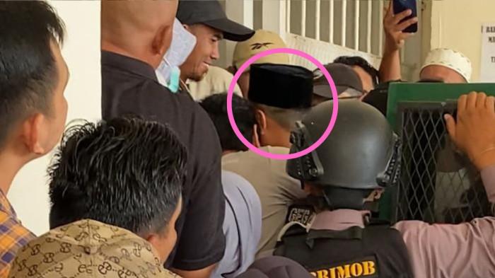 TERSANGKA KORUPSI - Bupati Rejang Lebong nonaktif, M Fikri Thobari (kenakan peci hitam, red) saat disambut oleh keluargannya, di Pengadilan Tipikor Bengkulu, Selasa (28/7/2026).  Fikri Thobari tiba di Pengadilan Tipikor Bengkulu sekitar pukul 09.44 WIB untuk menjalani sidang perdana perkara dugaan suap.