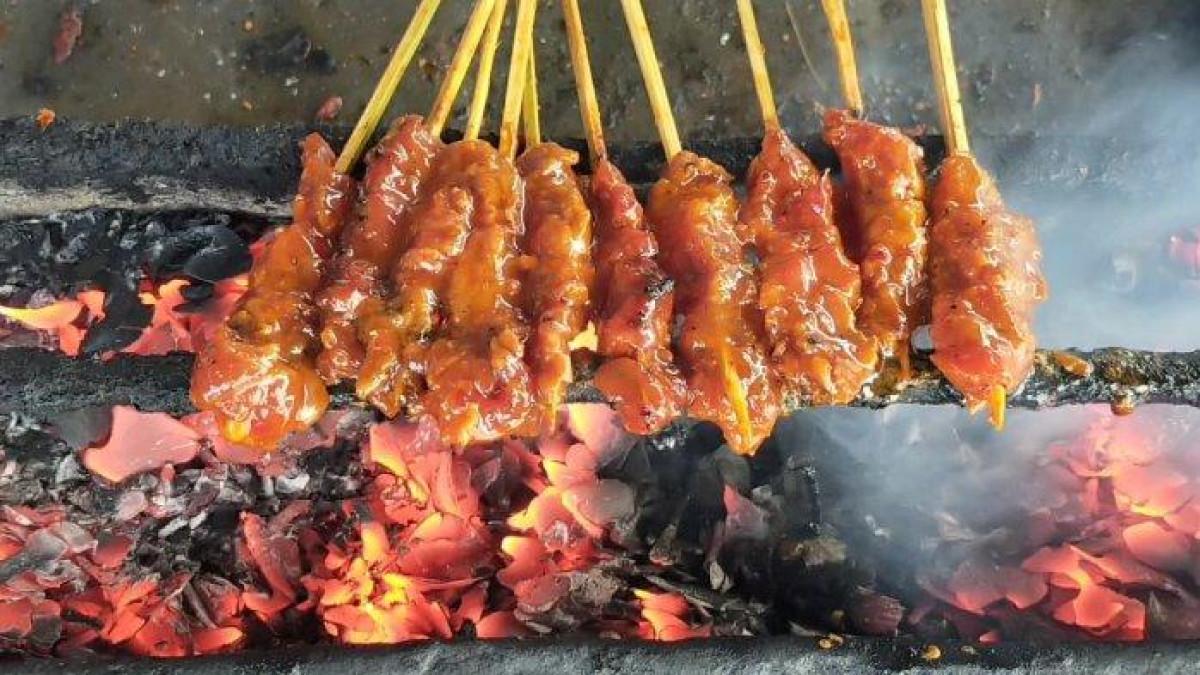 KULINER LOMBOK - Sajian Sate Rembiga yang sedang dibakar, di warung Ibu Sinnaseh, di Kota Mataram. Sate Rembiga merupakan salah satu kuliner khas wisata Lombok.