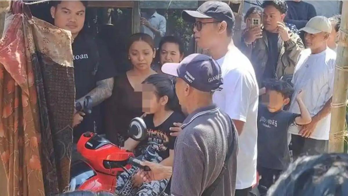 KELUARGA PENCURI AYAM - (KIRI) Kendaraan KD yang dibayar massa seusai pria ini diduga maling ayam di Bali. (KANAN) Keluarga korban menangis histeris saat jenazah tiba di rumah duka. Pasca tewasnya KD akibat dikeroyok massa, Pemkab Buleleng, Hotman Paris, dan Arya Wedakarna (AWK) turun tangan menjamin penuh biaya sekolah anak-anak korban hingga jenjang sarjana