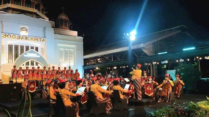 HIBUR PENUMPANG - Penampilan Yogyakarta Royal Orchestra dalam Journey Experience Symphony di Stasiun Tugu Yogyakarta, Rabu (10/04/2025).