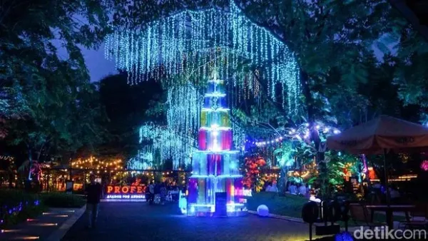 Instalasi cahaya menghiasi kawasan Urban Forest Cipete, Jakarta Selatan, menjadi daya tarik warga untuk berwisata malam selama libur Natal dan Tahun Baru, Rabu (17/12/2025). Lampu warna-warni dipasang di sepanjang area taman dan pepohonan, menciptakan suasana artistik di ruang terbuka hijau tengah kota.