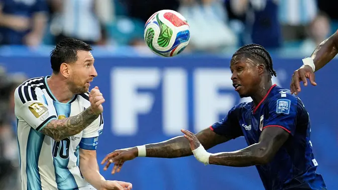 Pemain Argentina Lionel Messi memainkan bola melawan pemain Tanjung Verde  Sidny Lopes Cabral selama pertandingan sepak bola babak 32 Piala Dunia antara Argentina dan Tanjung Verde di Miami Gardens, Florida, Jumat, (03/07/2026), (AP Photo/George Walker IV)