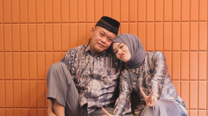 TAK DIUNDANG - Sule dan Putri Delina kala merayakan lebaran, foto dicapture 23 Maret 2026. Sule akui tak diundang ke pernikahan Nathalie Holscher dan Aripat.