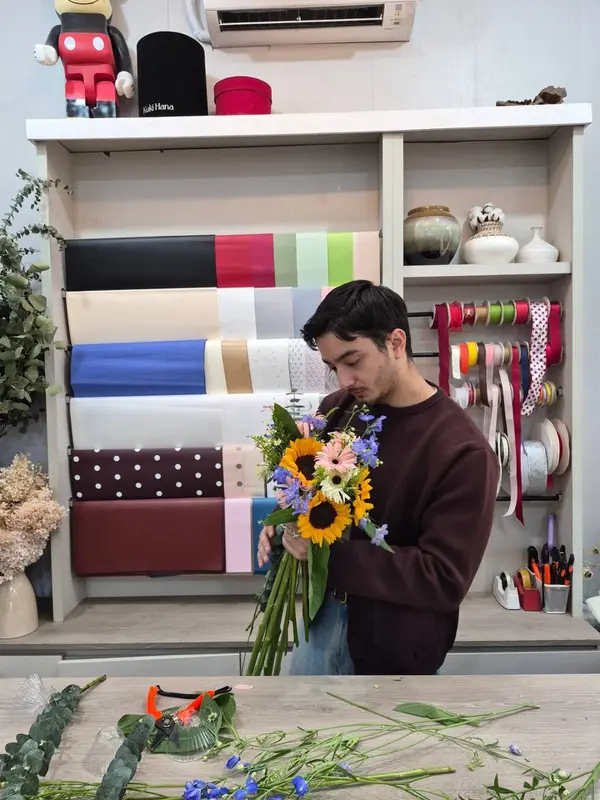 Bryan Domani merangai bunga (instagram.com/bryandomani_bd_)