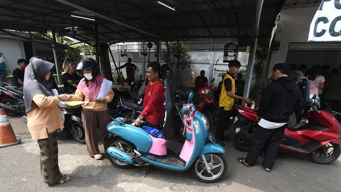 Pemutihan dilakukan terhadap denda pokok dan Pajak Kendaraan Bermotor (PKB) hingga masa pajak 2024 (masa berlaku 2025). (merdeka.com/Arie Basuki)