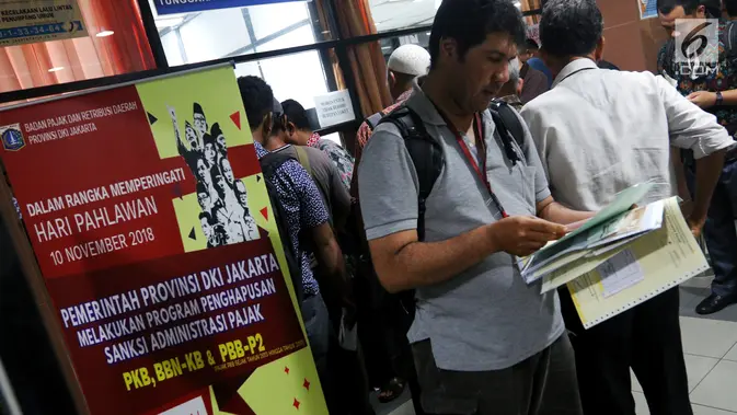 Pemilik kendaraan seusai membayar pajak saat Program Pemutihan Pajak Kendaraan Bermotor di Samsat Polda Metro Jaya, Jumat (16/11). Kebijakan pemutihan pajak kendaraan bermotor di Jakarta berlaku 15 November - 15 Desember 2018. (Liputan6.com/Johan Tallo)