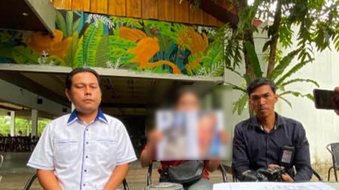 BAYI - F (27) ibu kandung bayi delapan bulan yang diduga dijual di Batang Hari, didampingi kuasa hukumnya menunjukkan foto bayi yang dibawa kabur dari rumah aman Batang Hari, Minggu (26/7/2026). Ia bahkan tak sempat memeluk bayinya.