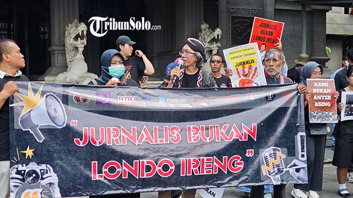 elemen jurnalis di Solo menggelar aksi di depan Monumen Pers Nasional soal londo ireng