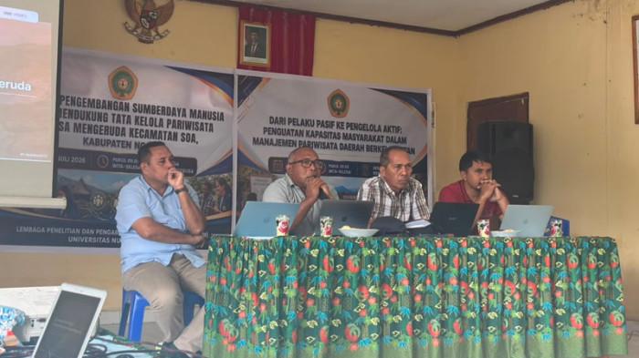 MENGERUDA -  Dr. Lasarus Jehamat (kedua dari kiri) menyampaikan  materi bertajuk Kemandirian Ekonomi Desa dalam Ekosistem Wisata Mengeruda.  Dr. Lasarus Jehamat menekankan pentingnya kreativitas dan partisipasi masyarakat dalam menangkap peluang ekonomi di sekitar destinasi wisata.