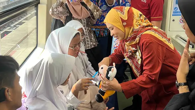 Sebanyak 50 murid penyandang disabilitas mengikuti edukasi kesehatan gigi dan praktik menyikat gigi di LRT Jabodebek rute Stasiun Halim–Stasiun Jatimulya, Selasa (28/7/2026). (Istimewa)