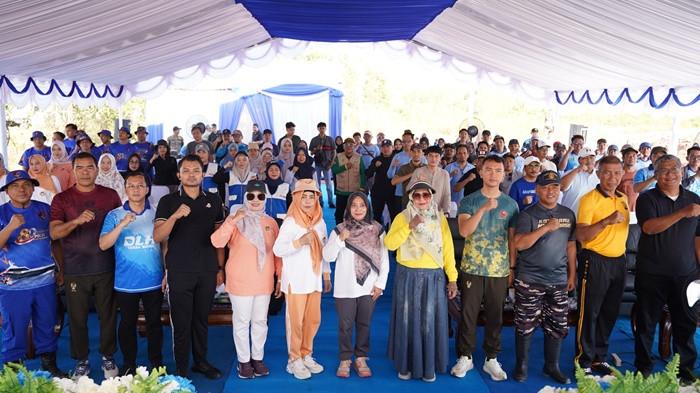 Foto bersama penanaman mangrove di tanahbumbu