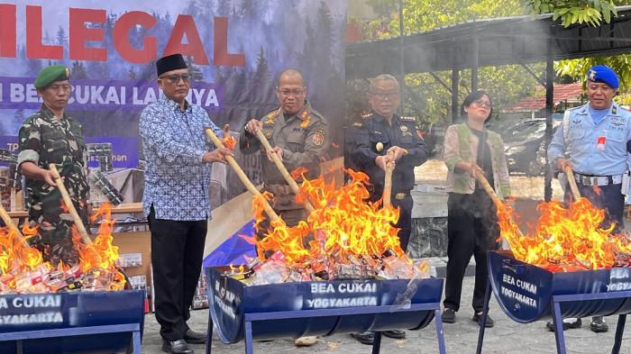 Bea Cukai bersama perwakilan Pemda DIY dan aparat penegak hukum melakukan pemusnahan barang ilegal, Selasa (28/7/2026)