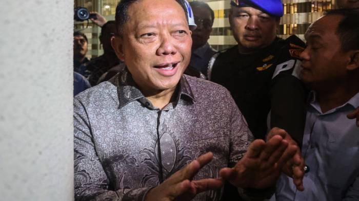 DIBORGOL - Febrie Adriansyah (kiri) menjawab pertanyaan wartawan seusai menjalani pemeriksaan di Kejaksaan Agung, Jakarta, Jumat (24/7/2026). Penampilannya disorot karena tak pakai rompi dan borgol meski sudah resmi ditahan.