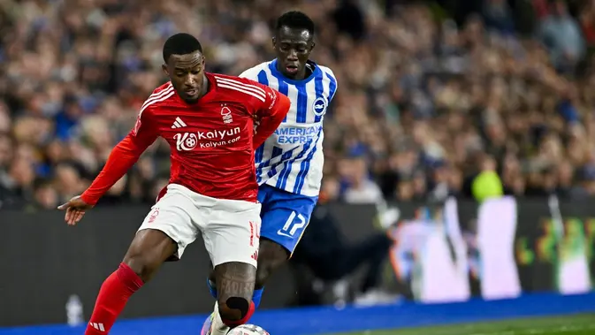 Gelandang Nottingham Forest asal Inggris #14 Callum Hudson-Odoi (kiri) berebut bola dengan gelandang Brighton asal Gambia #17 Yankuba Minteh selama pertandingan perempat final Piala FA Inggris antara Brighton & Hove Albion dan Nottingham Forest di Stadion Amex, Brighton, pada Minggu (30/3/2025) dini hari WIB. (Glyn KIRK / AFP)