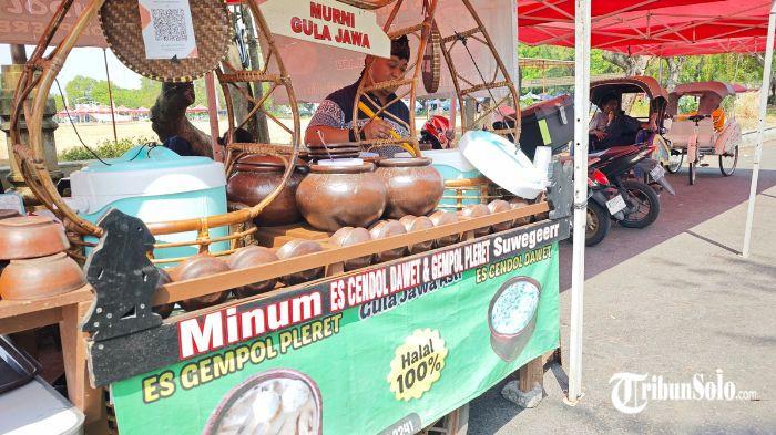 PEDAGANG SEKATEN - Salah satu pedagang dawet Wawan melayani pelanggan di Alun-Alun Utara Solo, Selasa (28/7/2026). Biaya sewa lapak Pasar Malam Sekaten Solo tahun 2026 mencapai Rp 4,5 juta per kavling.